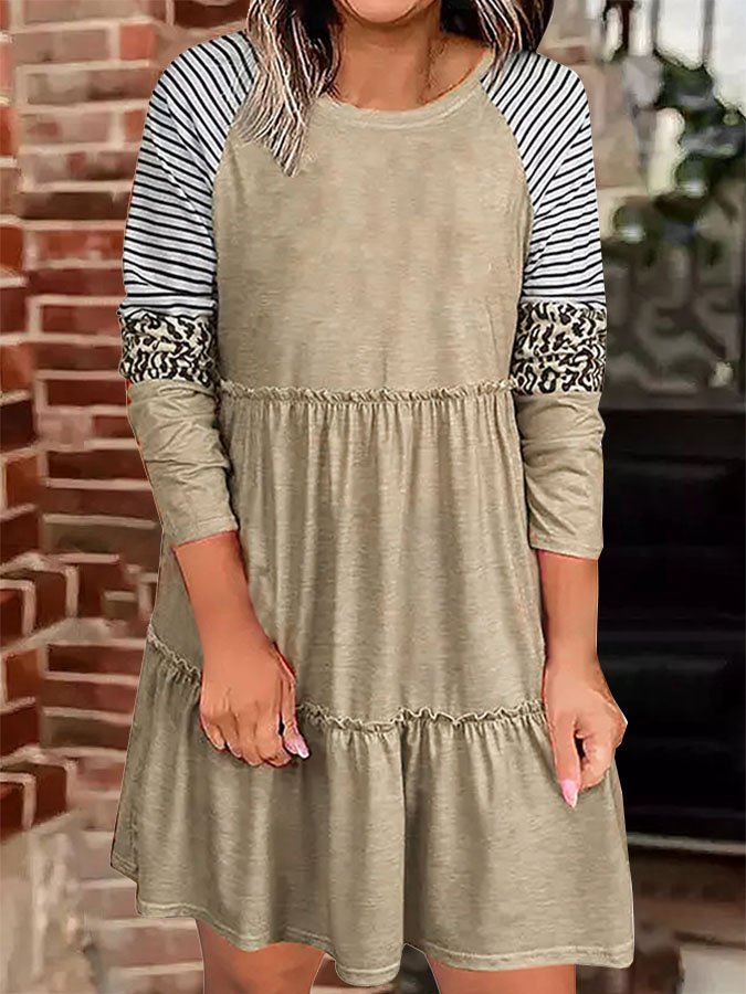 Gerüschtes Langarmkleid mit Rundhalsausschnitt